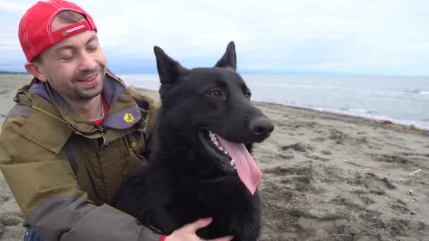 Tyska Shepherd Och Dess Ägare Promenad Längs Stranden Svarta Havet — Stockvideo