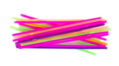 Beyaz arkaplanda izole edilmiş içecekler için renkli pipetler, nesne