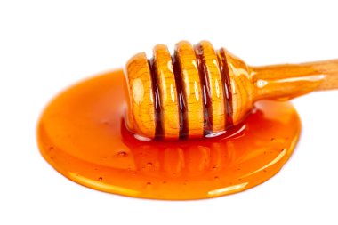 Beyaz arka planda izole edilmiş ahşap kaplamalı bal ve yiyecek.