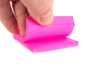 Beyaz arkaplanda bir adamın eliyle renkli bir not, nesne.