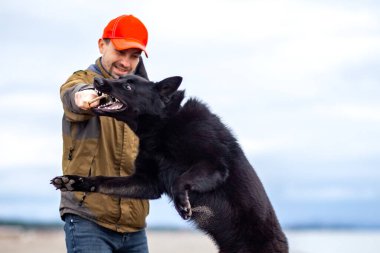 Adam Karadeniz kıyısındaki Poti, Gürcistan 'da Alman çoban köpeğini eğitiyor.