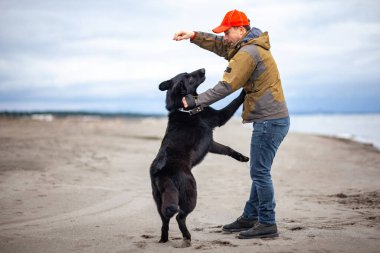 Adam Karadeniz kıyısındaki Poti, Gürcistan 'da Alman çoban köpeğini eğitiyor.
