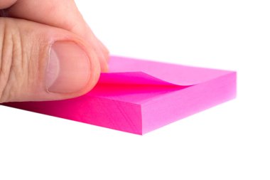 Beyaz arkaplanda bir adamın eliyle renkli bir not, nesne.