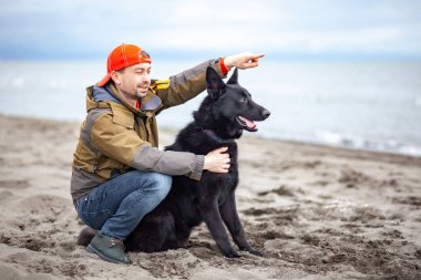 Karadeniz, Poti, Gürcistan 'da kumlu bir alanda sahibi olan Alman Kara Çoban.