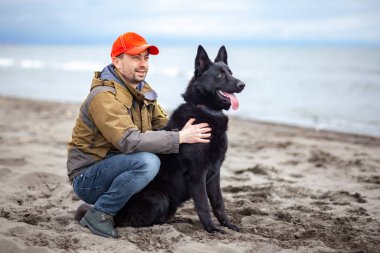 Karadeniz, Poti, Gürcistan 'da kumlu bir alanda sahibi olan Alman Kara Çoban.