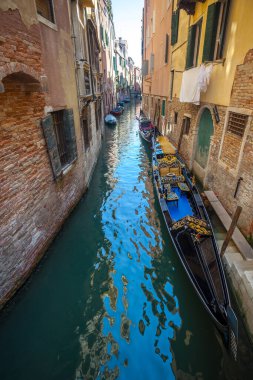 İtalya, Venedik 'te tekne ve gondollu dar kanal manzarası. Venedik Avrupa 'nın popüler bir turizm beldesidir.