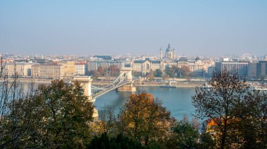 Budapeşte 'nin Panorama şehri. St. Stephen Bazilikası ve Tuna Nehri üzerindeki köprü manzarası. Macaristan