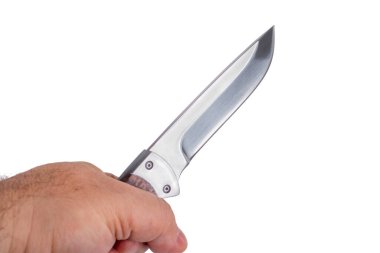 Beyaz arka planda izole edilmiş bir elde av bıçağı, tehlike