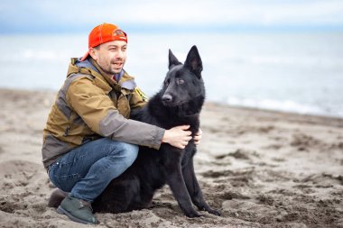 Karadeniz, Poti, Gürcistan 'da kumlu bir alanda sahibi olan Alman Kara Çoban.
