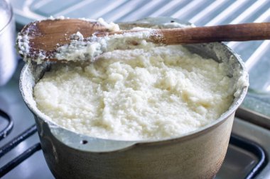 Ghomi, beyaz kaba mısır unu, büyük çaydanlık: Samegrelo bölgesinden popüler çanak yapılmış. Gürcü geleneksel gıda