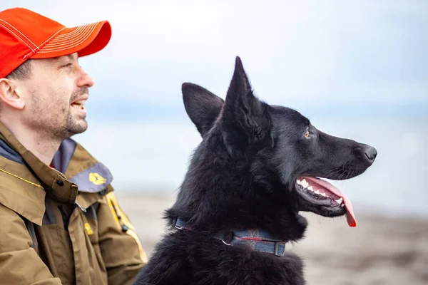 Deutscher Schwarzer Schäferhund Mit Seinem Besitzer Sandstrand Des Schwarzen Meeres — Stockfoto