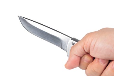 Beyaz arka planda izole edilmiş bir elde av bıçağı, tehlike