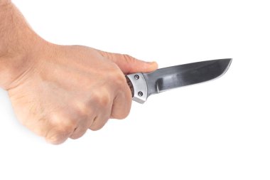 Beyaz arka planda izole edilmiş bir elde av bıçağı, tehlike