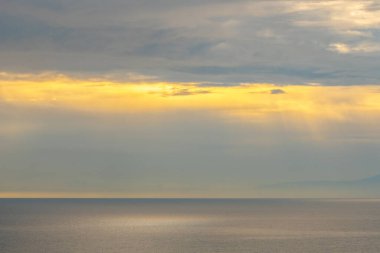 Amalfi sahilinde güzel bir gün batımı. Positano tatil köyü. Deniz Burnu.