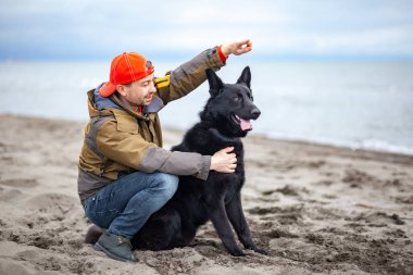 Karadeniz, Poti, Gürcistan 'da kumlu bir alanda sahibi olan Alman Kara Çoban.
