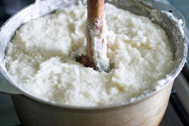 Ghomi, beyaz kaba mısır unu, büyük çaydanlık: Samegrelo bölgesinden popüler çanak yapılmış. Gürcü geleneksel gıda