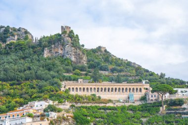 Amalfi sahilinin yamaçlarındaki renkli evler, İtalya 'ya seyahat ederler.