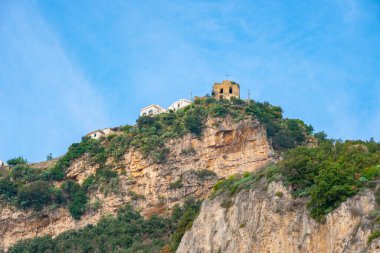 Amalfi sahilinin yamaçlarındaki renkli evler, İtalya 'ya seyahat ederler.