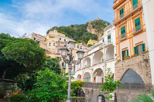 Amalfi Sahilinin Yamaçlarındaki Renkli Evler Talya Seyahat Ederler — Stok fotoğraf