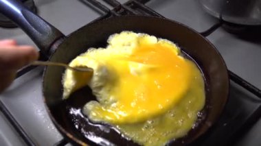 Tavada yumurta kızartmak, evde yemek pişirmek.