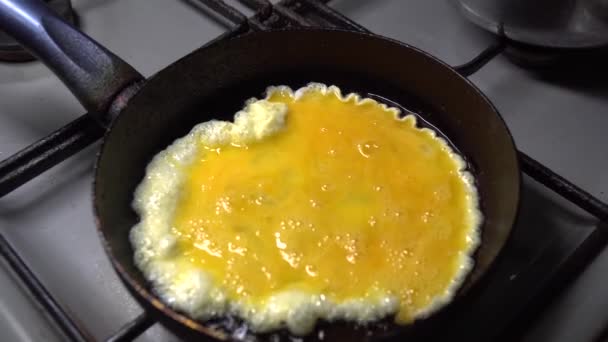 フライパンでスクランブルエッグを揚げ 自宅で調理する — ストック動画