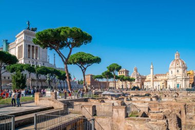 Roma, İtalya - 27 Ekim 2019: Trajan 'ın köşe yazısı ve Bazilika Ulpia ile Trajan' ın Forumu. Roma. Seyahat