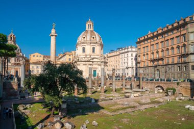 Roma, İtalya - 27 Ekim 2019: Trajan 'ın köşe yazısı ve Bazilika Ulpia ile Trajan' ın Forumu. Roma. Seyahat