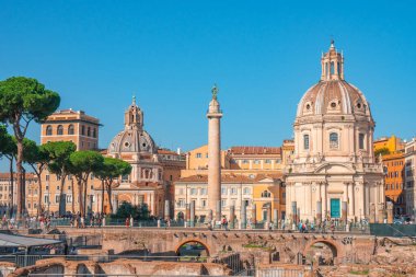 Roma, İtalya - 27 Ekim 2019: Trajan 'ın köşe yazısı ve Bazilika Ulpia ile Trajan' ın Forumu. Roma. Seyahat