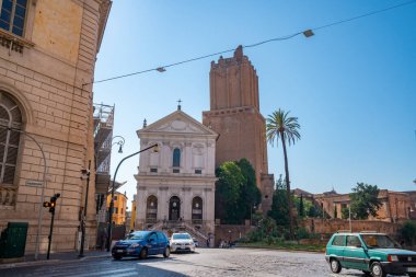 Roma, İtalya - 27 Ekim 2019: Roma 'daki Ortaçağ Milis Kulesi' ne ve Ortaçağ Ordinaryasına bakın