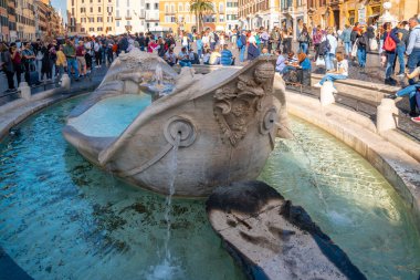 Roma, İtalya - 28 Ekim 2019: fontana della Barcaccia, Roma Piazza di Spagna 'daki İspanyol Merdivenlerinin eteğindeki Çirkin Tekne çeşmesi