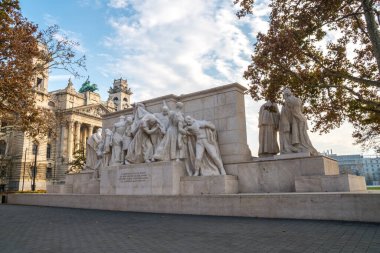 Budapeşte, Macaristan - 12 Kasım 2018: Kossuth Meydanı 'ndaki Kossuth Anıtı, seyahat