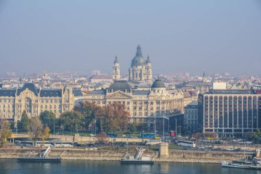 Budapeşte, Macaristan - 11 Kasım 2018: Budapeşte 'deki ünlü Aziz Stephen Bazilikası' nın kuleleri hakkındaki hava manzarası