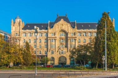 Budapeşte, Macaristan - 11 Kasım 2018: Budapeşte 'deki Gresham Sarayı' nın eski binası