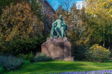 Budapeşte, Macaristan - 12 Kasım 2018: Budapeşte 'deki Macar yazar ve oyun yazarı Jokai heykeli