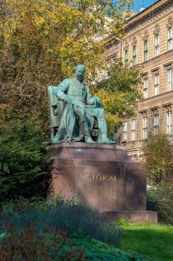 Budapeşte, Macaristan - 12 Kasım 2018: Budapeşte 'deki Macar yazar ve oyun yazarı Jokai heykeli