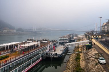 Budapeşte, Macaristan - 12 Kasım 2018: Budapeşte ve Tuna Nehri manzarası, Seyahat