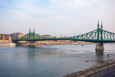 Budapeşte, Macaristan - 10 Kasım 2018: Budapeşte 'deki Özgürlük Köprüsü. Macaristan 'a Seyahat