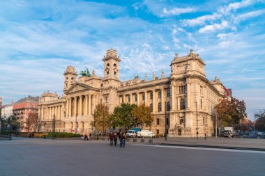 Budapeşte, Macaristan - 12 Kasım 2018 Etnoğrafya Müzesi 'nin tarihi lüks binası, seyahat
