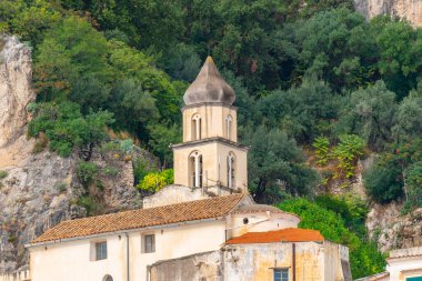 Güzel Amalfi 'nin mimarisi, kilise manzarası, din.