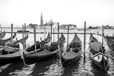 Venedik 'te San Giorgio di Maggiore kilisesi ile demirlemiş Gondolas' ın siyah beyaz fotoğrafı İtalya 'da seyahat ediyor.
