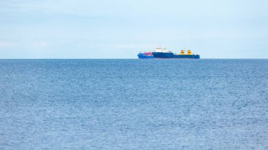 Karadeniz, Poti, Gürcistan 'da ufukta bir gemi var. Deniz Burnu