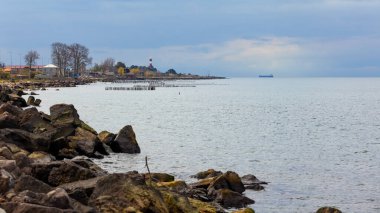 Karadeniz, Poti, Gürcistan 'ın kıyı taşlarında dalgalar. Peyzaj