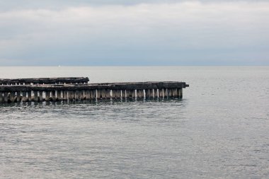 Eski ve yıkık beton iskelesi denize, Poti, Georgia. Karadeniz