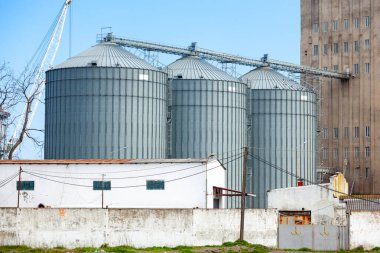 Poti, Georgia 'daki un değirmeni tahıl asansörleri ve demiryolu rayları. Sanayi