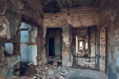 Poti, Gürcistan 'da terk edilmiş kırmızı tuğla bina..