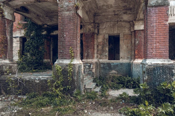 Poti Gürcistan Terk Edilmiş Kırmızı Tuğla Bina — Stok fotoğraf