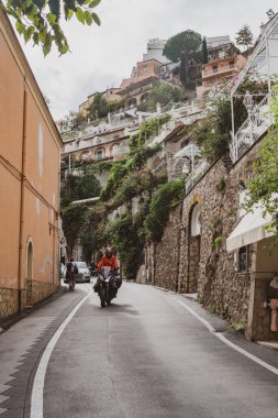 İtalya 'nın Amalfi kıyısındaki Positano şehrinde tipik dar sokaklar ve renkli evler