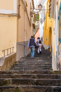 Amalfi kıyısındaki Positano köyünde dar merdivenler ve sokaklar, İtalya 'ya seyahat