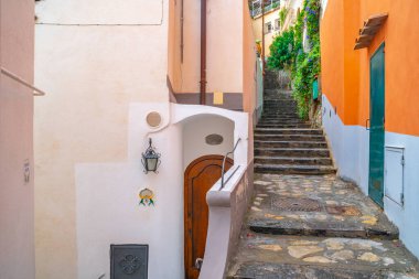 Amalfi kıyısındaki Positano köyünde dar merdivenler ve sokaklar, İtalya 'ya seyahat