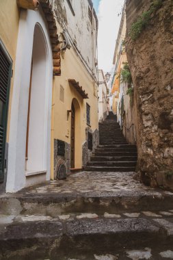 Amalfi kıyısındaki Positano köyünde dar merdivenler ve sokaklar, İtalya 'ya seyahat